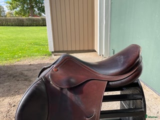 Sadlar hästutrustning till salu: Hoppsadel prestige i Skövde - Annons 1
