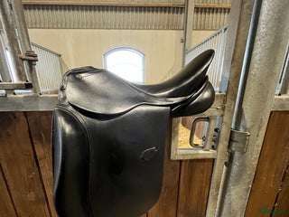 Sadlar hästutrustning till salu: Dressyrsadel Henri de Rivel i Klagstorp - Annons 14