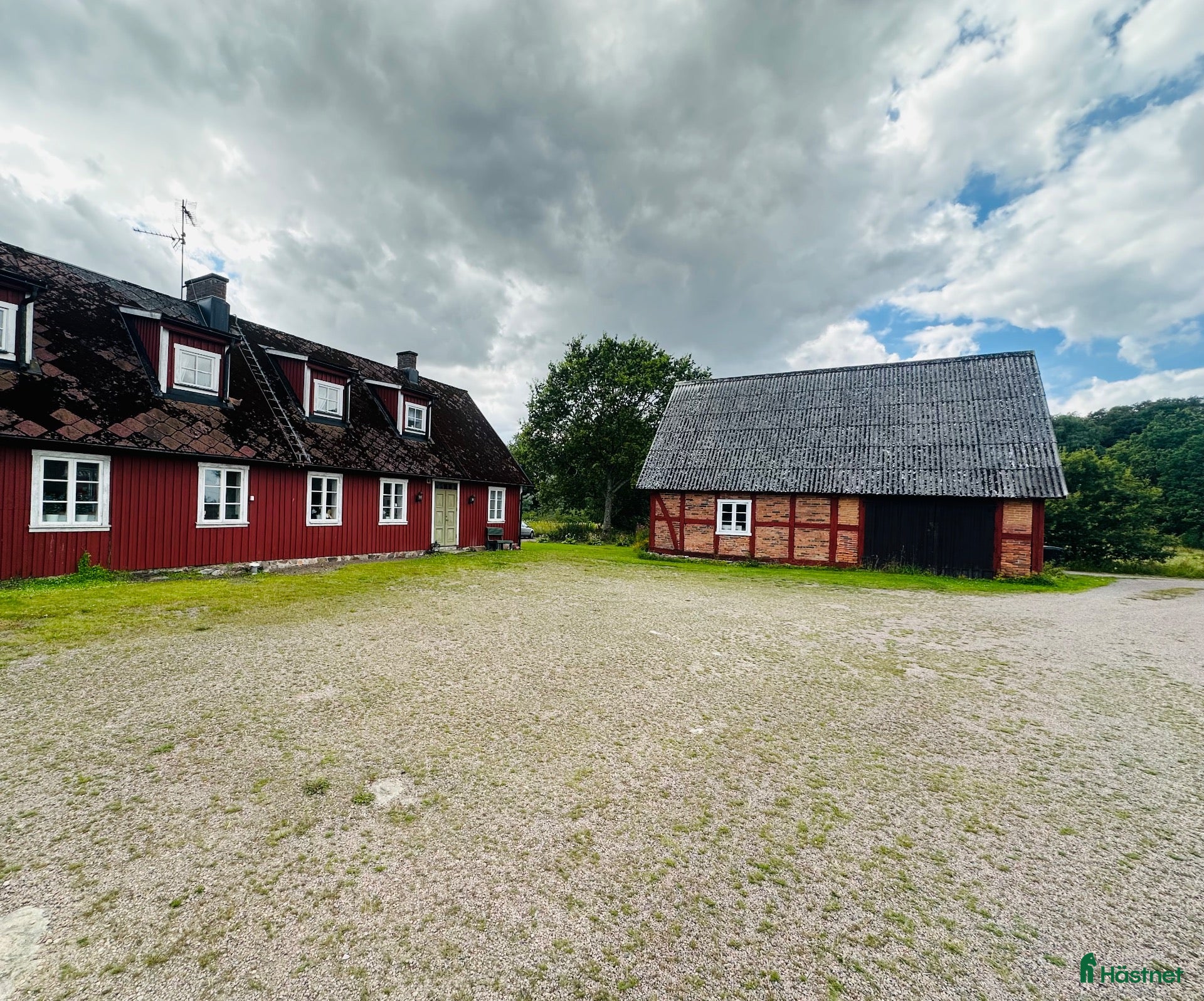  hästgårdar till salu: Lägenhet intill stall uthyres vid terrängbana - Annons 1