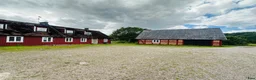  hästgårdar till salu: Lägenhet intill stall uthyres vid terrängbana - Annons 1