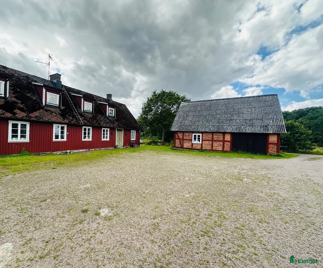  hästgårdar till salu: Lägenhet intill stall uthyres vid terrängbana - Annons 1