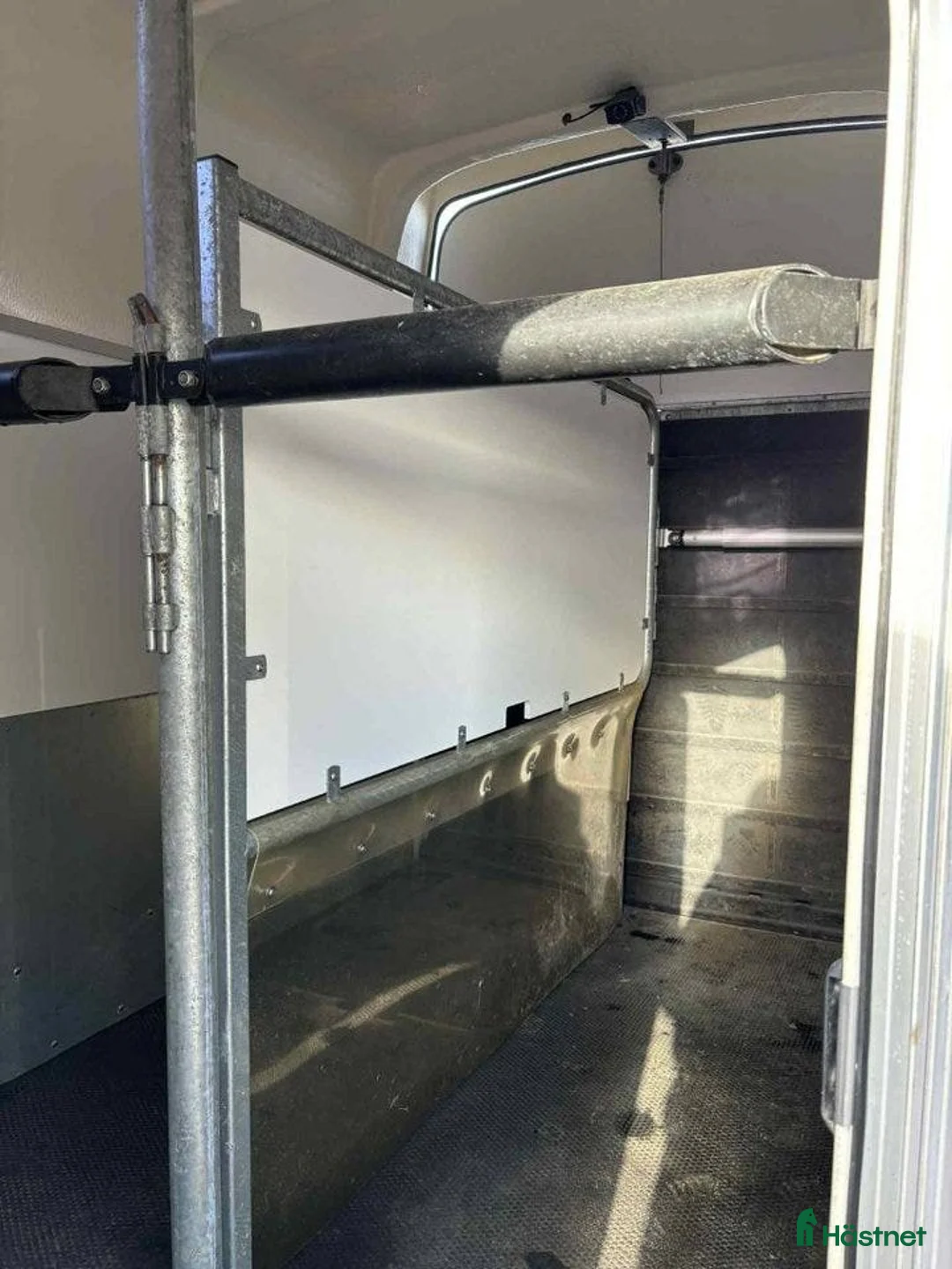 Hästtransporter  fordon & transport till salu: Rymlig med Sadelkammare  - Annons 2