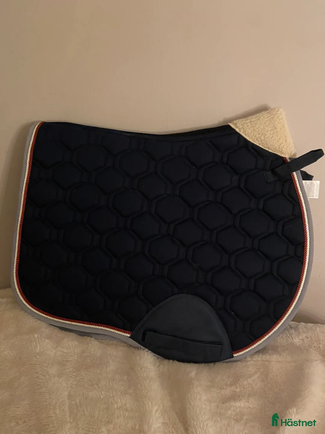 Schabrak & Vojlockar hästutrustning till salu: Mörkblått schabrak med rödvita detaljer på kanten - Annons 2