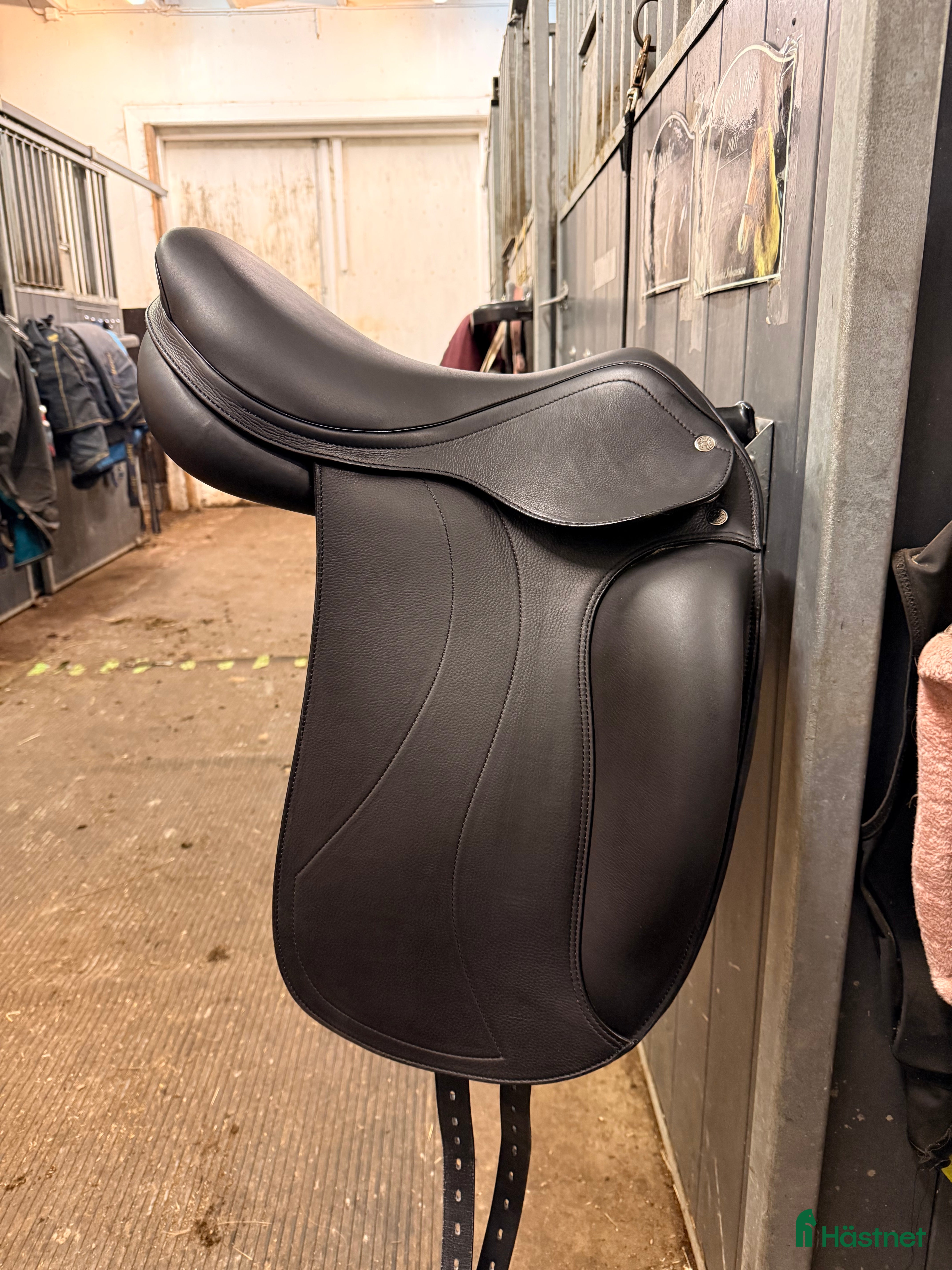 Sadlar hästutrustning Fin dressyrsadel i nyskick - Annons 15