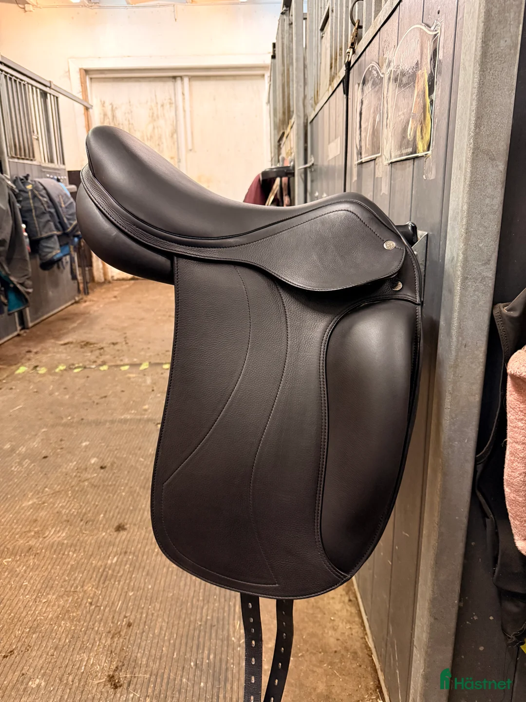 Sadlar hästutrustning till salu: Fin dressyrsadel i nyskick - Annons 1