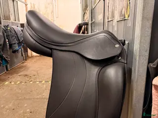 Sadlar hästutrustning Fin dressyrsadel i nyskick - Annons 4