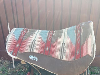 Schabrak & Vojlockar hästutrustning till salu: Jättefin westerpad lite använd i Nacka - Annons 1