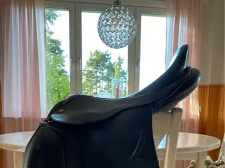 Sadlar hästutrustning Välvårdad sadel 16 tum - Annons 1