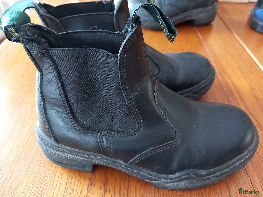 Ridstövlar ryttarutrustning till salu: Ridskor barn stl 33 i Uppsala - Annons 2