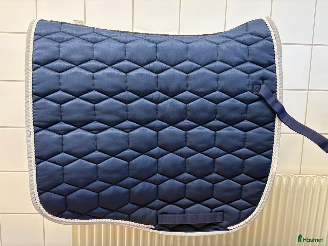 Schabrak & Vojlockar hästutrustning till salu: Marinblått Mattes Dressyrschabrak  i Karlstad - Annons 1