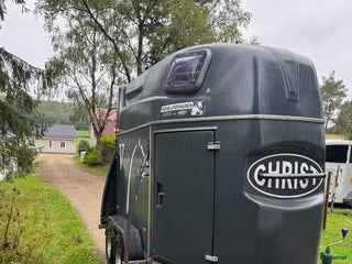 Hästtransporter fordon & transport till salu: Ljust rymligt hästtransport i Matfors - Annons 1