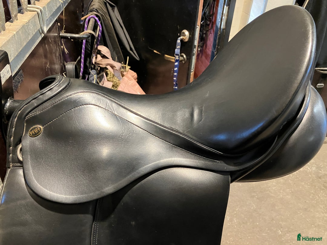 Sadlar hästutrustning till salu: PFIFF Amaretto dressyrsadel 17' i Vintrosa - Annons 2