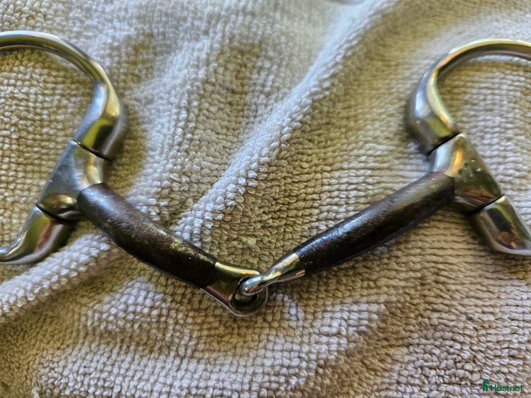 Bett hästutrustning till salu: Bomber eggbett lockup 11 i Söråker - Annons 2