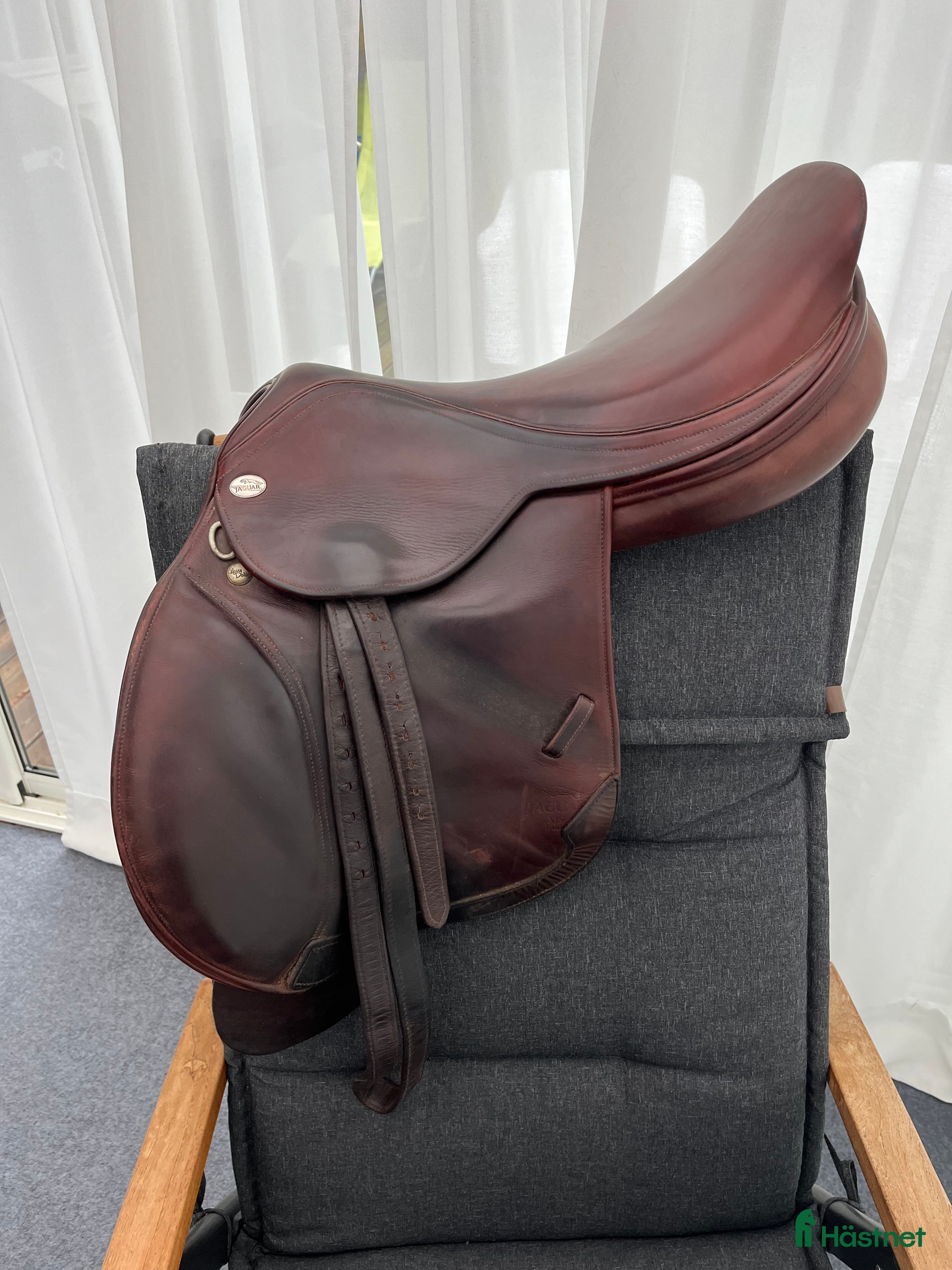 Sadlar hästutrustning till salu: Allround mot hoppsadel 17,5” - Annons 1