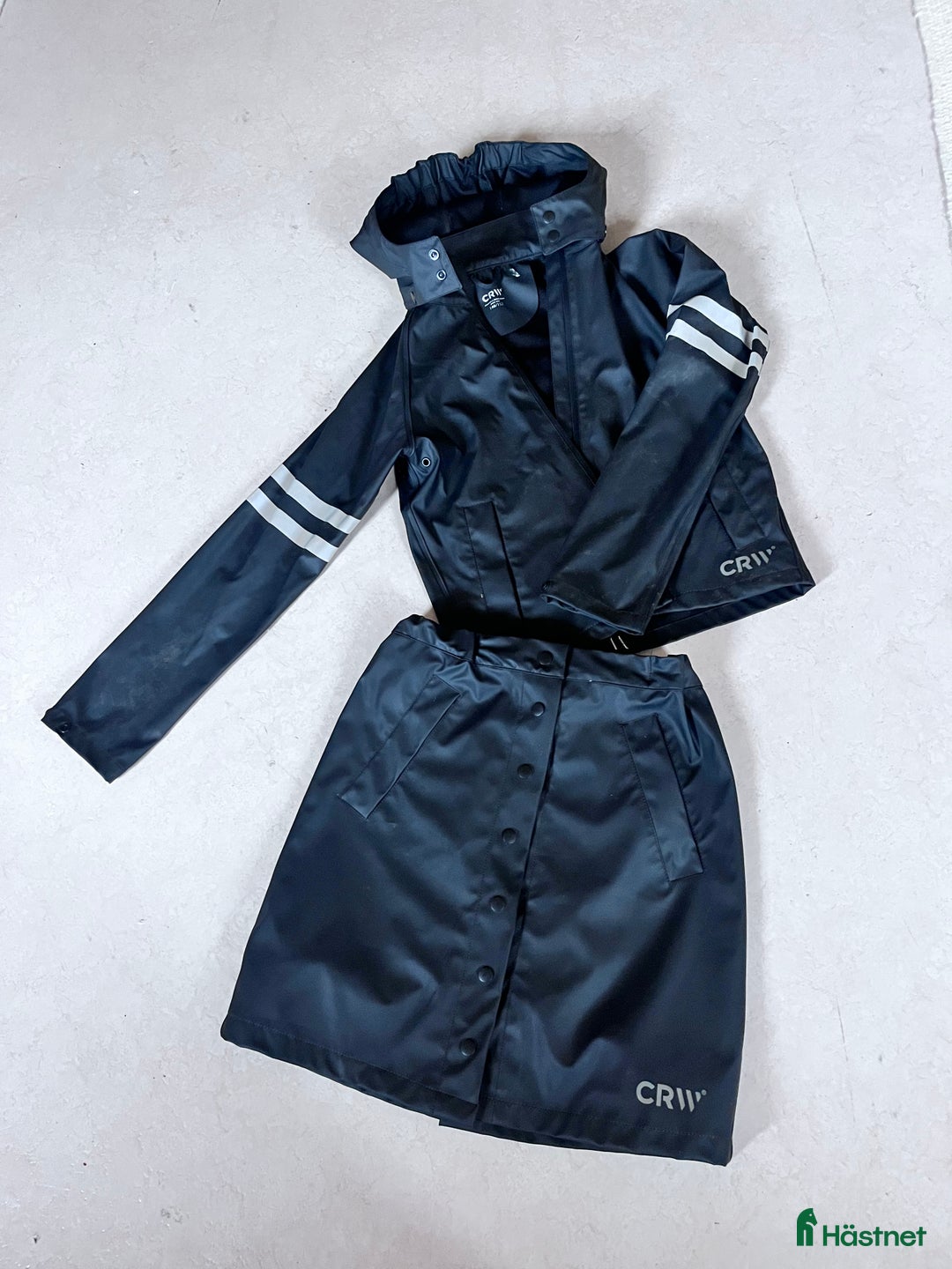 Jackor & Kavajer ryttarutrustning till salu: Regnjacka och regnkjol, junior i Nygård - Annons 1