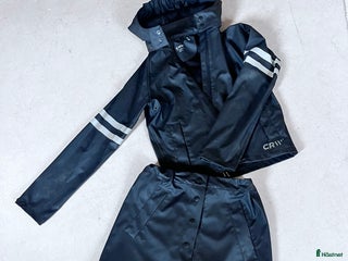 Jackor & Kavajer ryttarutrustning till salu: Regnjacka och regnkjol, junior i Nygård - Annons 3