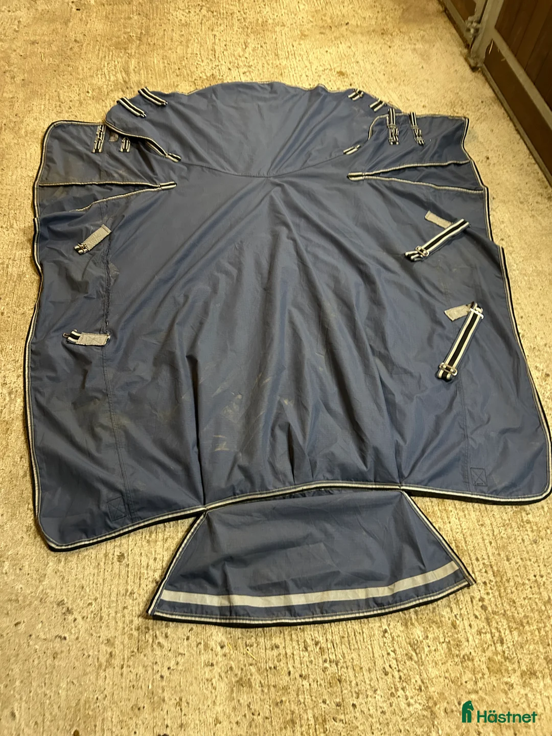 Täcken hästutrustning till salu: 3 olika täcken stl.145 + olika lindor - Annons 2