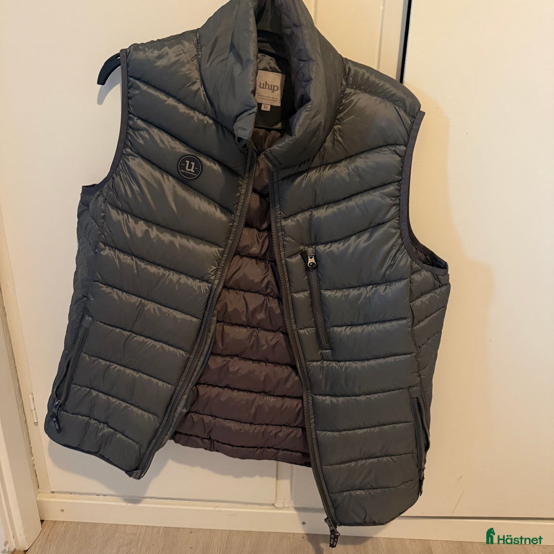 Jackor & Kavajer ryttarutrustning till salu: Uhip Men’n Vest grå i Fagersta - Annons 1