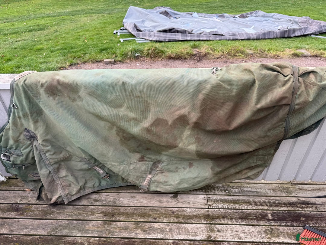 Täcken hästutrustning till salu: Sadelkammar rensning / hästtäcken stl 145 i Linköping - Annons 3