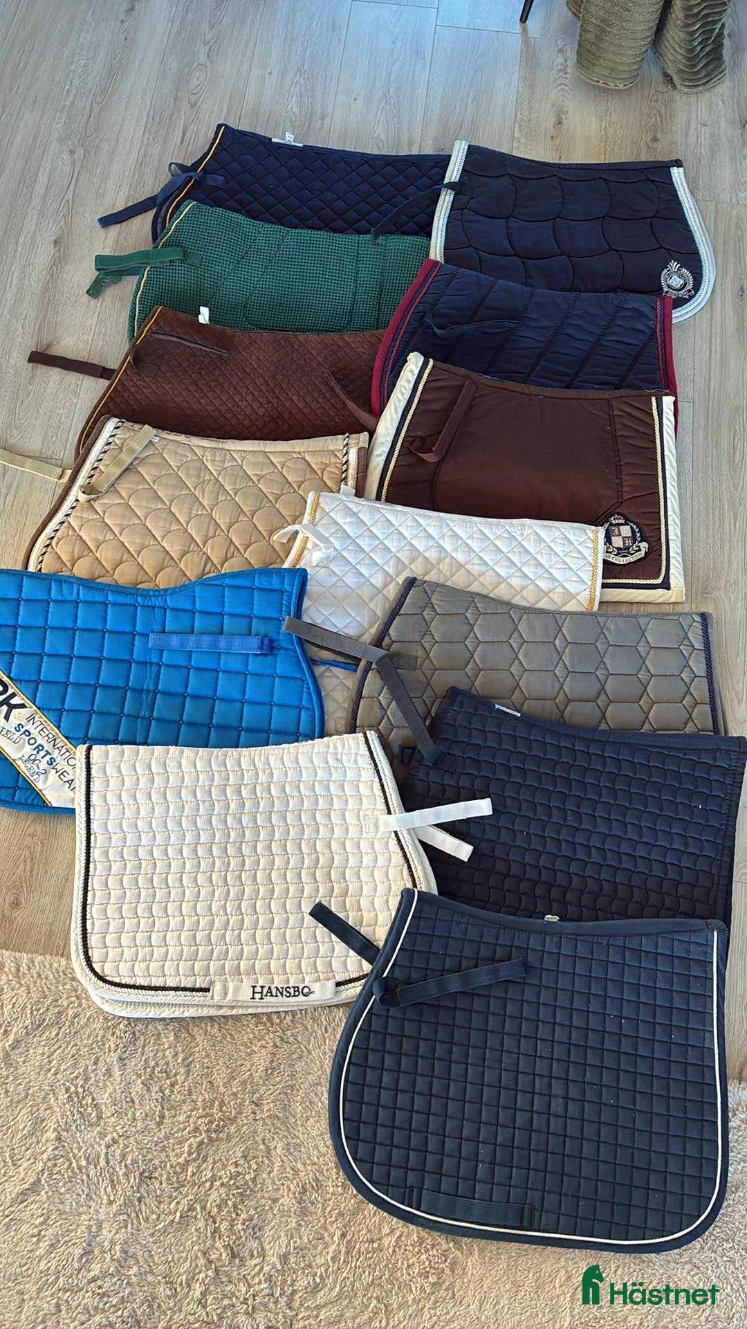 Schabrak & Vojlockar hästutrustning till salu: Stort paket med schabrak i storlek ponny i Söderköping - Annons 13