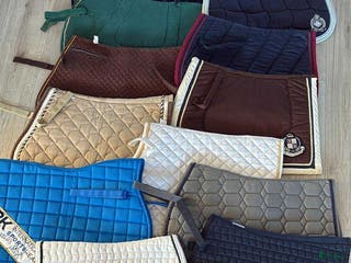 Schabrak & Vojlockar hästutrustning till salu: Stort paket med schabrak i storlek ponny i Söderköping - Annons 19