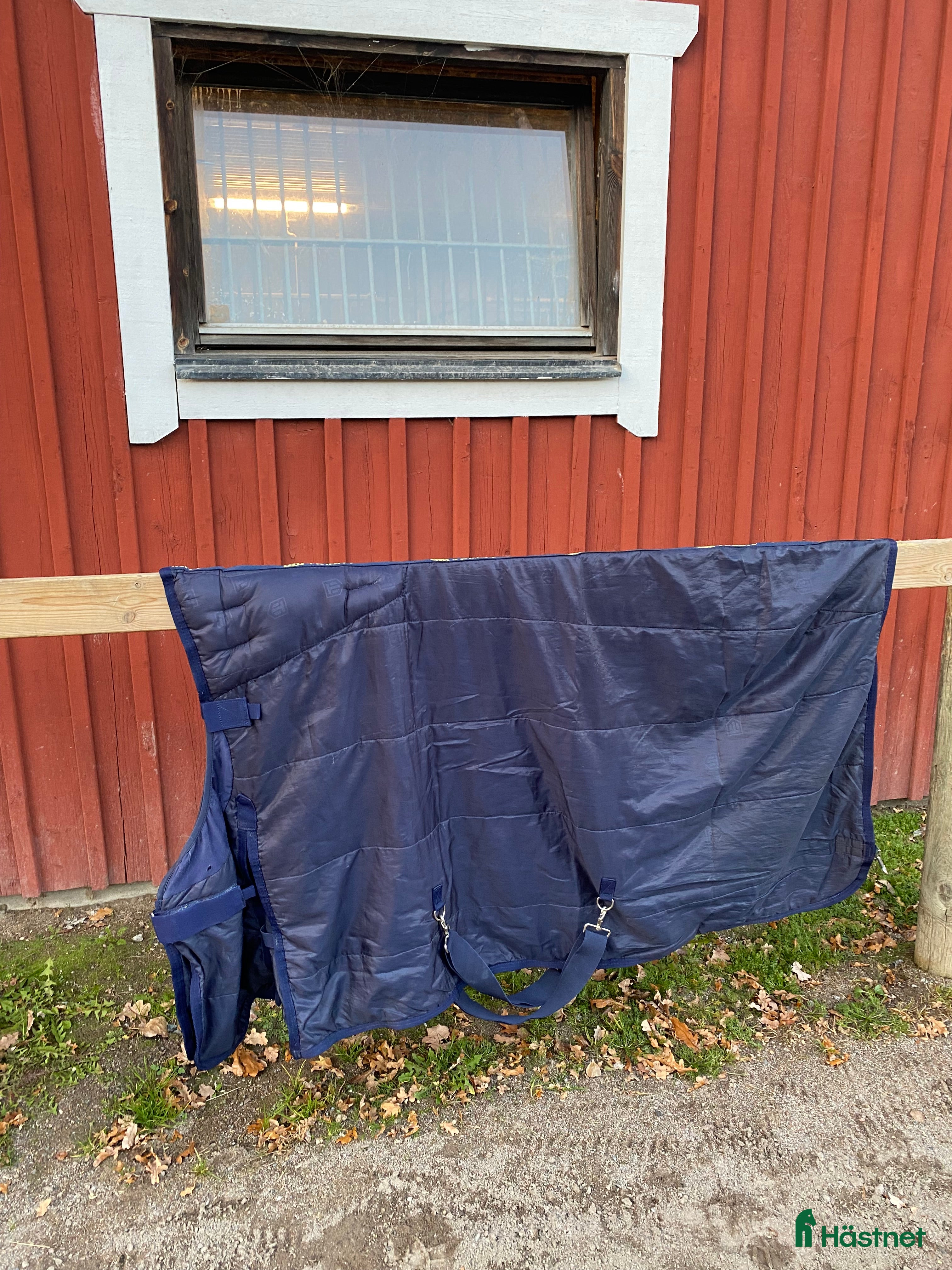 Täcken hästutrustning till salu: Stalltäcke Trinity stl 135 i Järfälla - Annons 1
