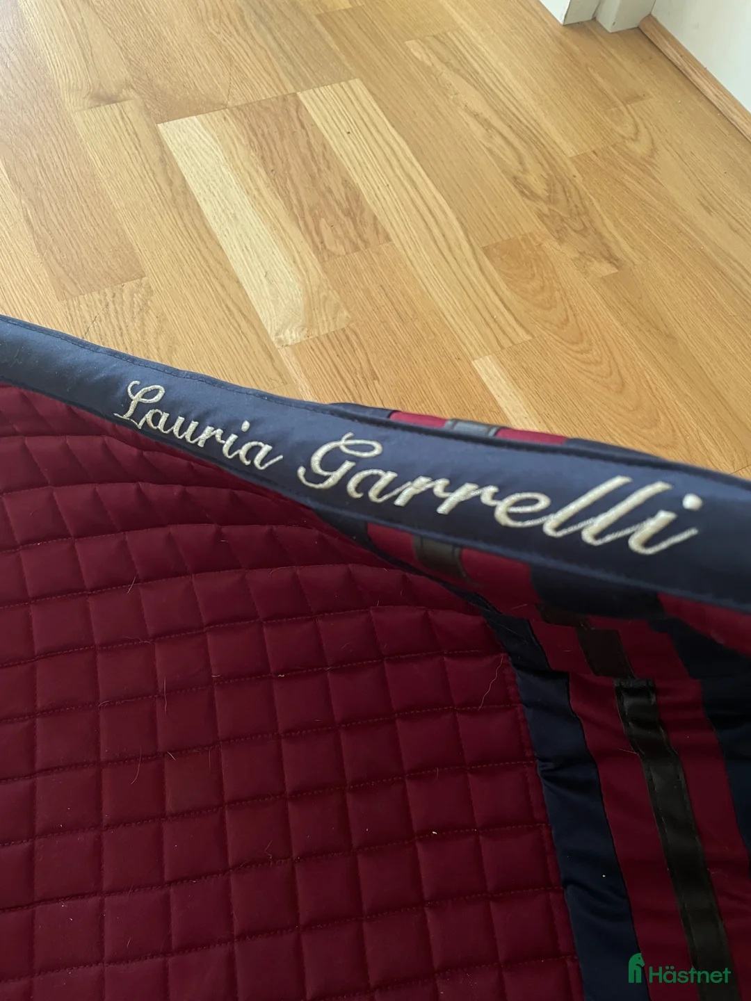 Schabrak & Vojlockar hästutrustning till salu: Vinrött dressyrschabrak - Annons 3