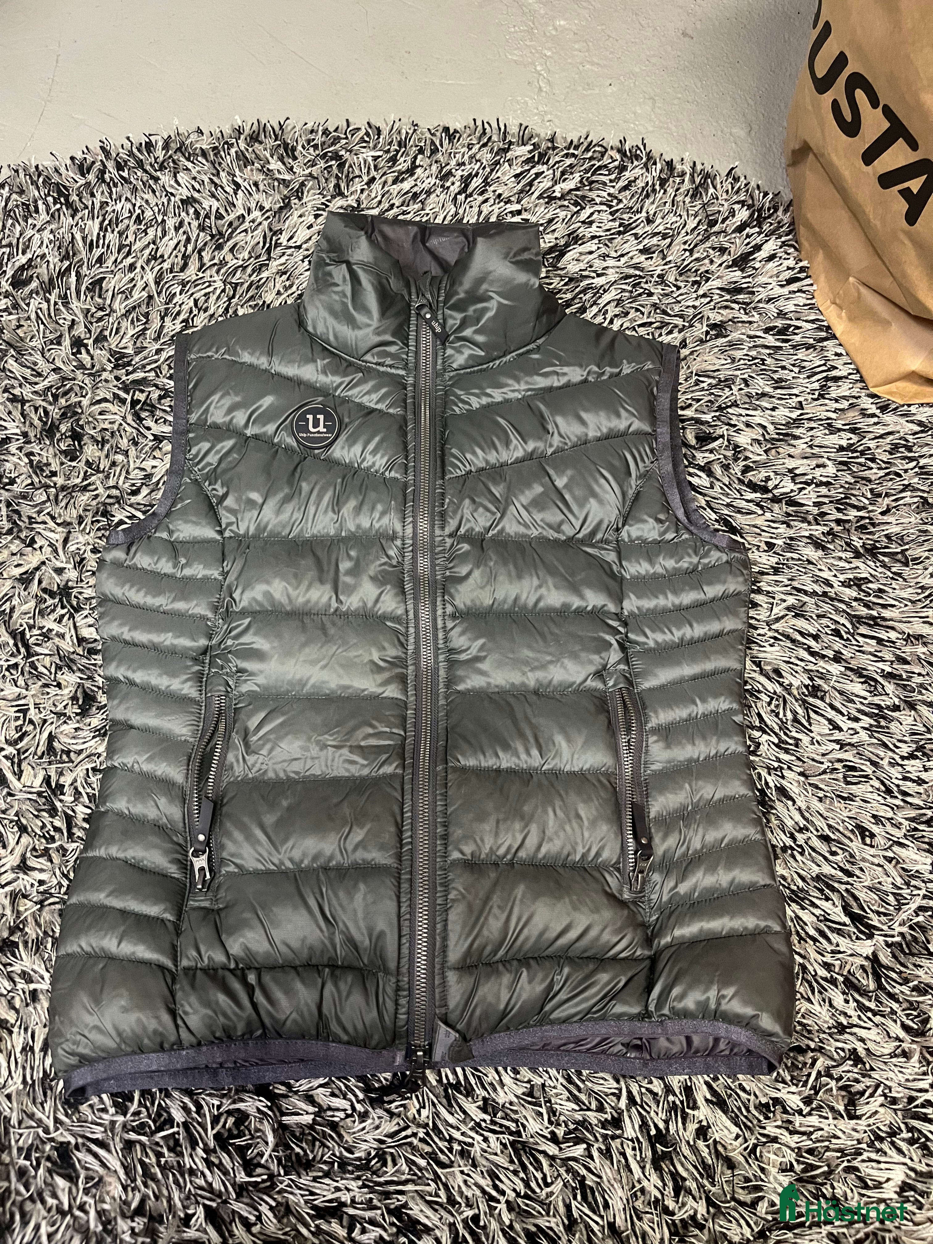 Jackor &amp; Kavajer ryttarutrustning till salu: Fin Uhip väst i Örebro - Annons 16