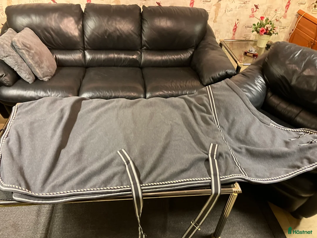 Täcken hästutrustning till salu: Fleecetäcken i fint skick storlek 155 - Annons 13