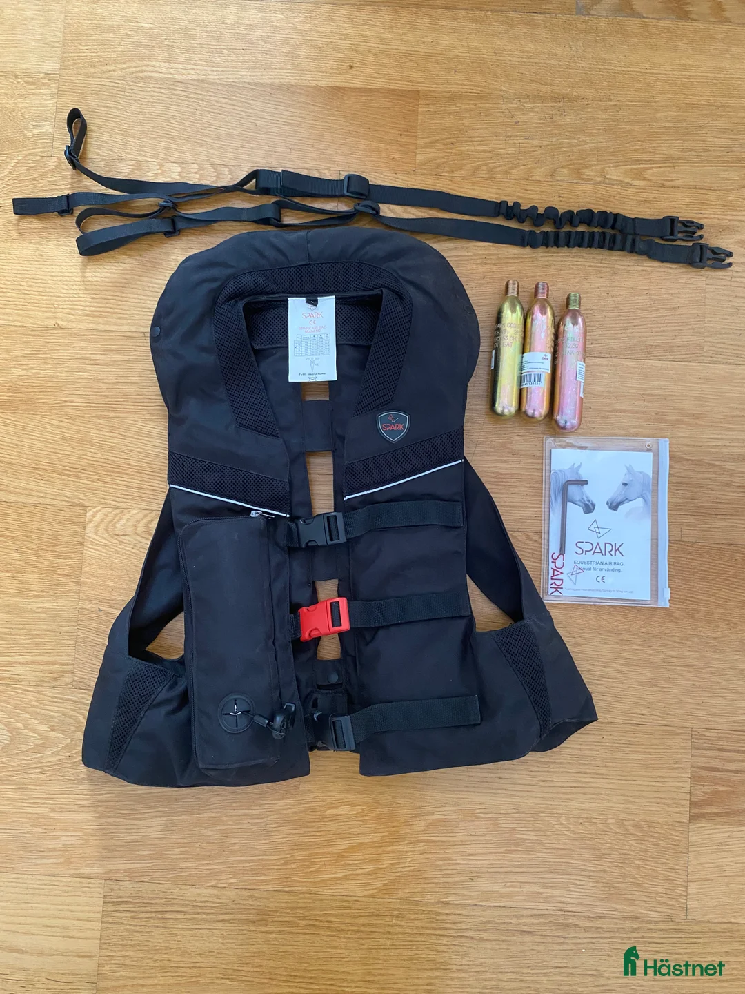 Säkerhetsvästar ryttarutrustning till salu: Paketpris EQ3 Spark Air Vest (Spark M2) strl Small - Annons 1