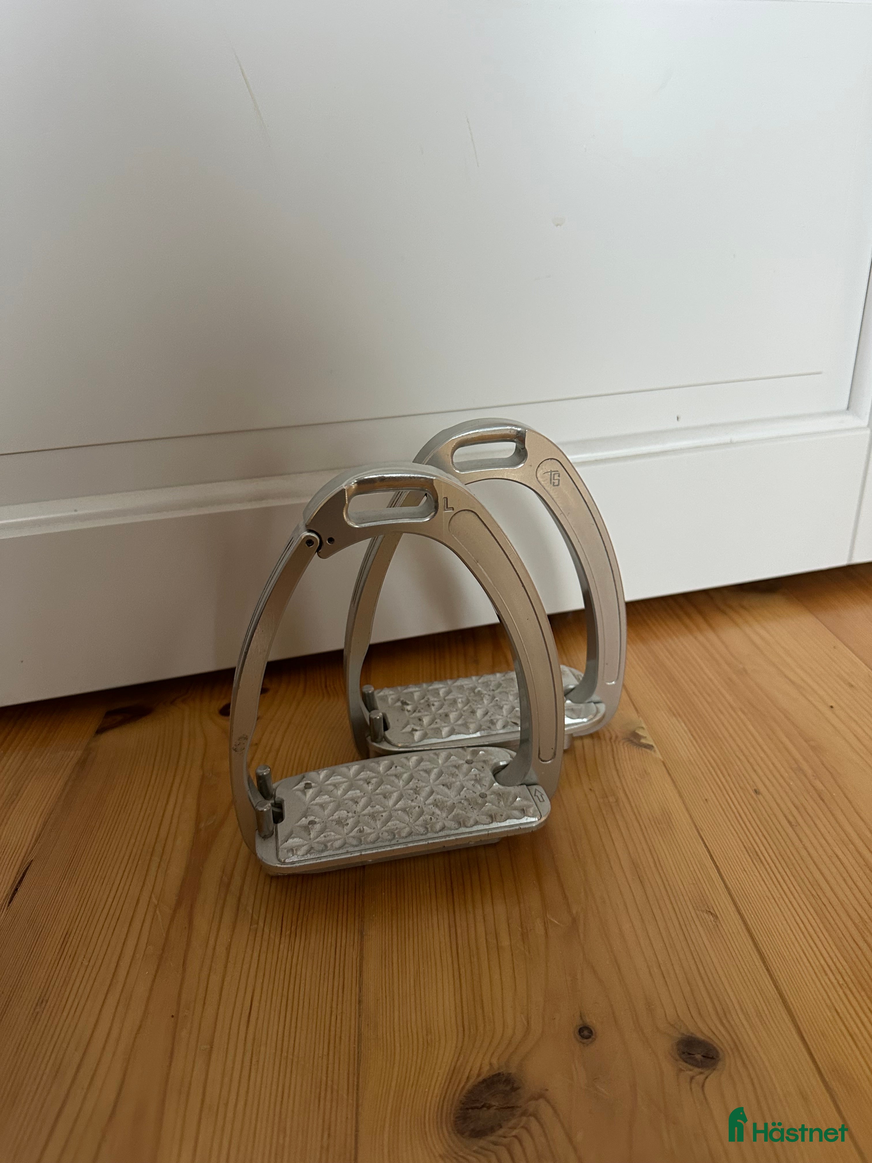 Stigbyglar hästutrustning Silvriga tech stirrups  i Glanshammar - Annons 22