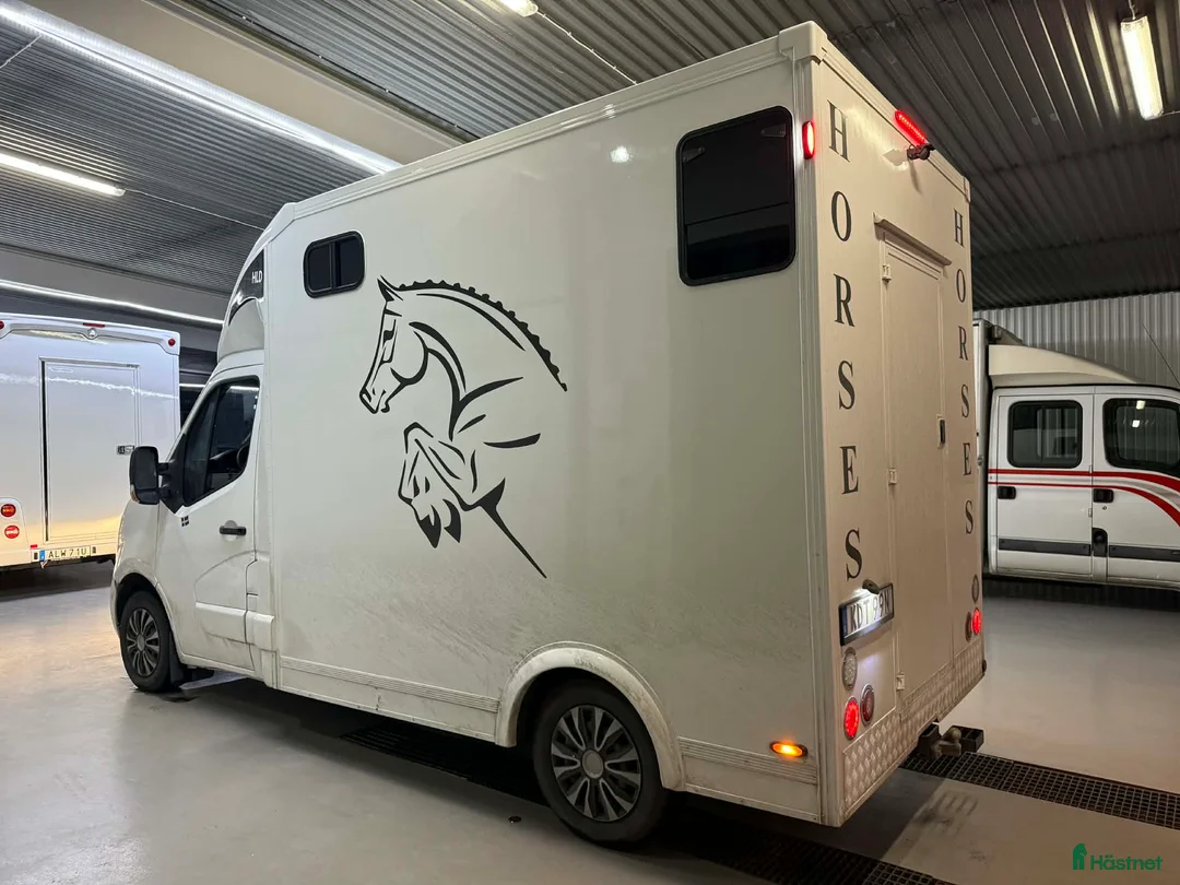 Hästlastbilar  fordon & transport till salu: Hästlastbil - 3 sittplatser och stuteri-inredning i Köping - Annons 3