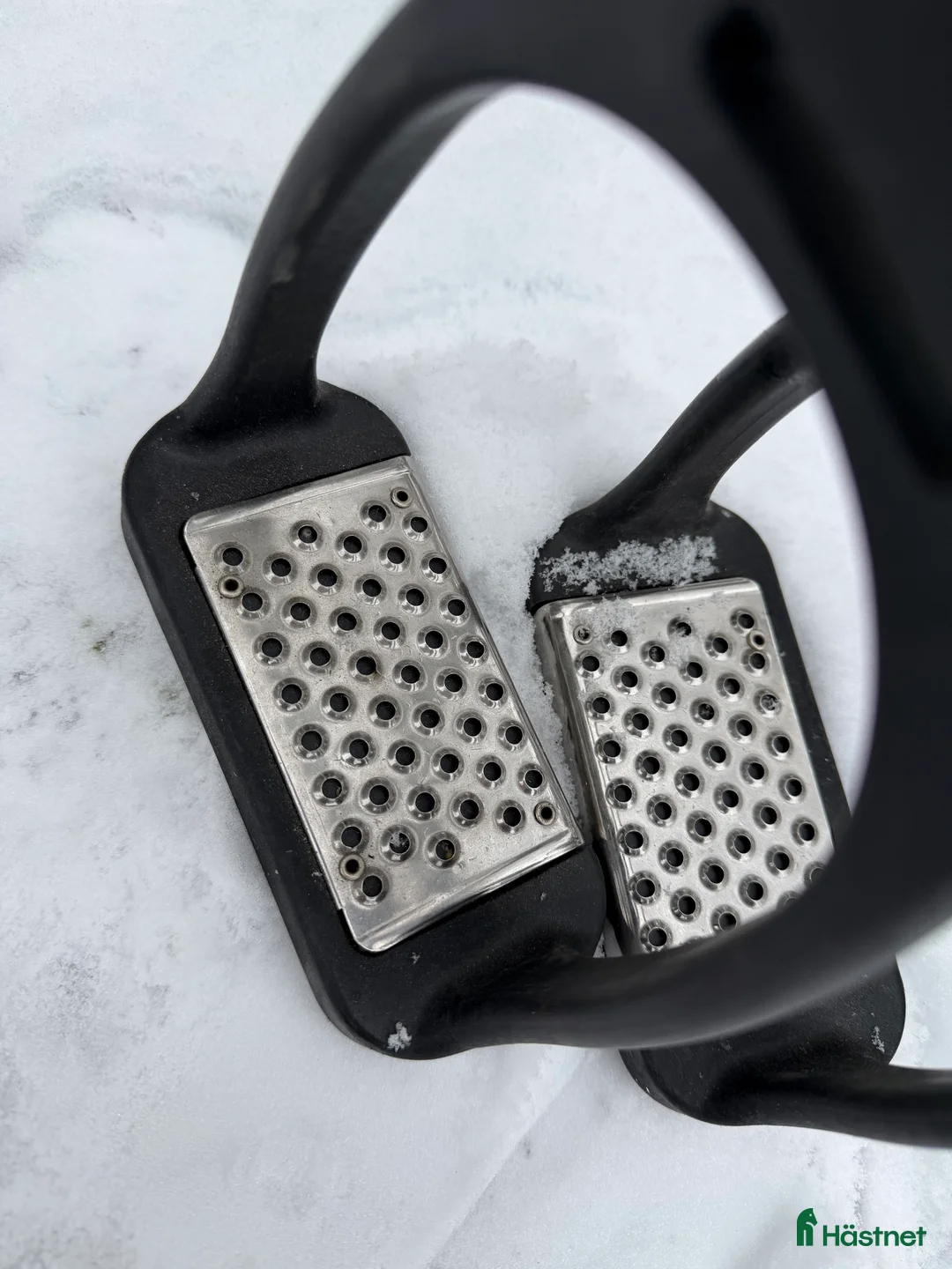 Stigbyglar hästutrustning till salu: 2 par stigbyglar i Värmdö - Annons 2