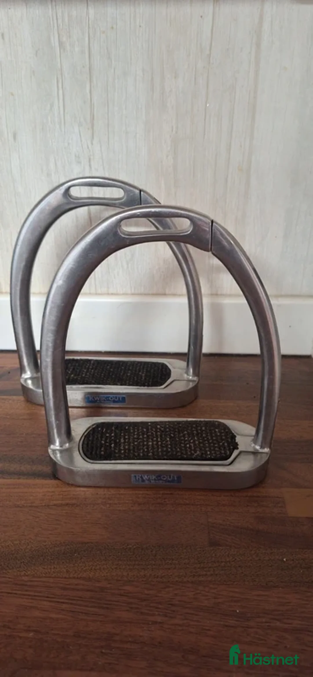 Stigbyglar hästutrustning till salu: Säkerhetsstigbyglar Kwick out - Annons 1