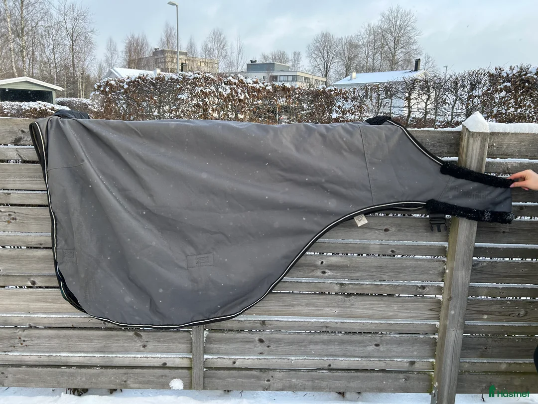 Täcken hästutrustning till salu: Skrittäcke cob i grått Farenheit i Älmhult - Annons 2