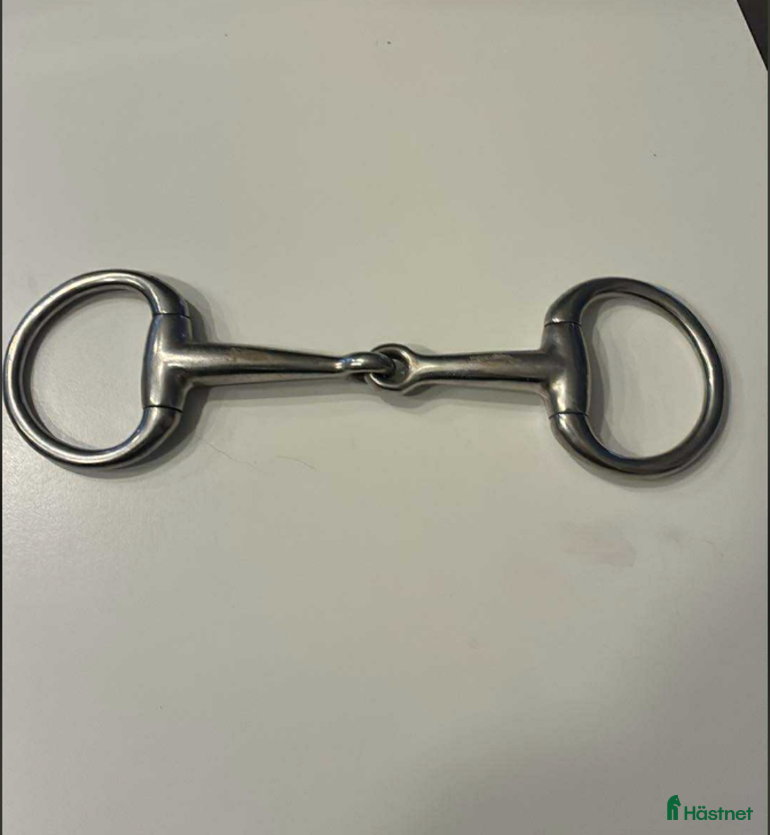 Bett hästutrustning till salu: Tvådelat bett stl 11cm i Söderköping - Annons 1