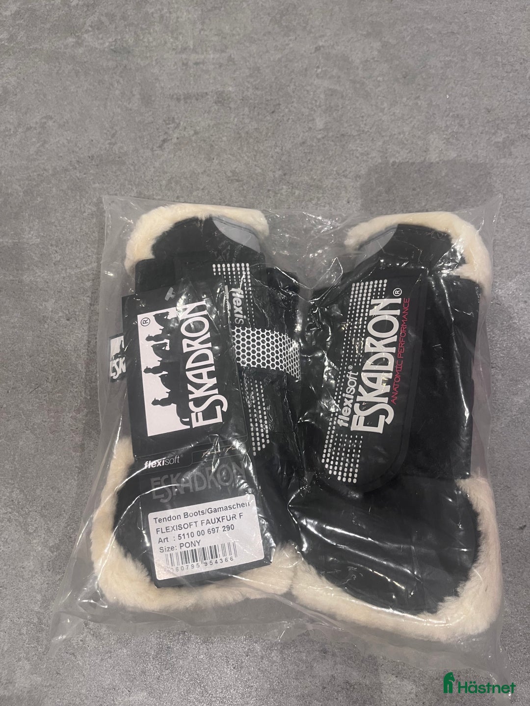 Benskydd hästutrustning till salu: Helt oanvända benskydd från Eskadron säljes i Hammarö - Annons 2