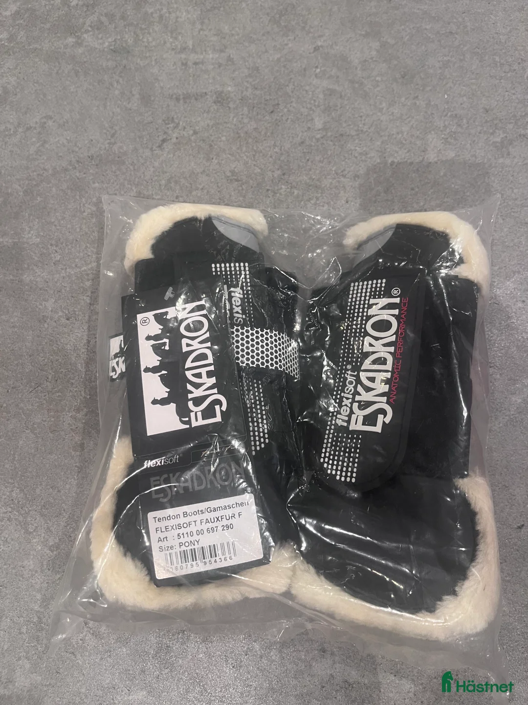 Benskydd hästutrustning till salu: Helt oanvända benskydd från Eskadron säljes - Annons 2