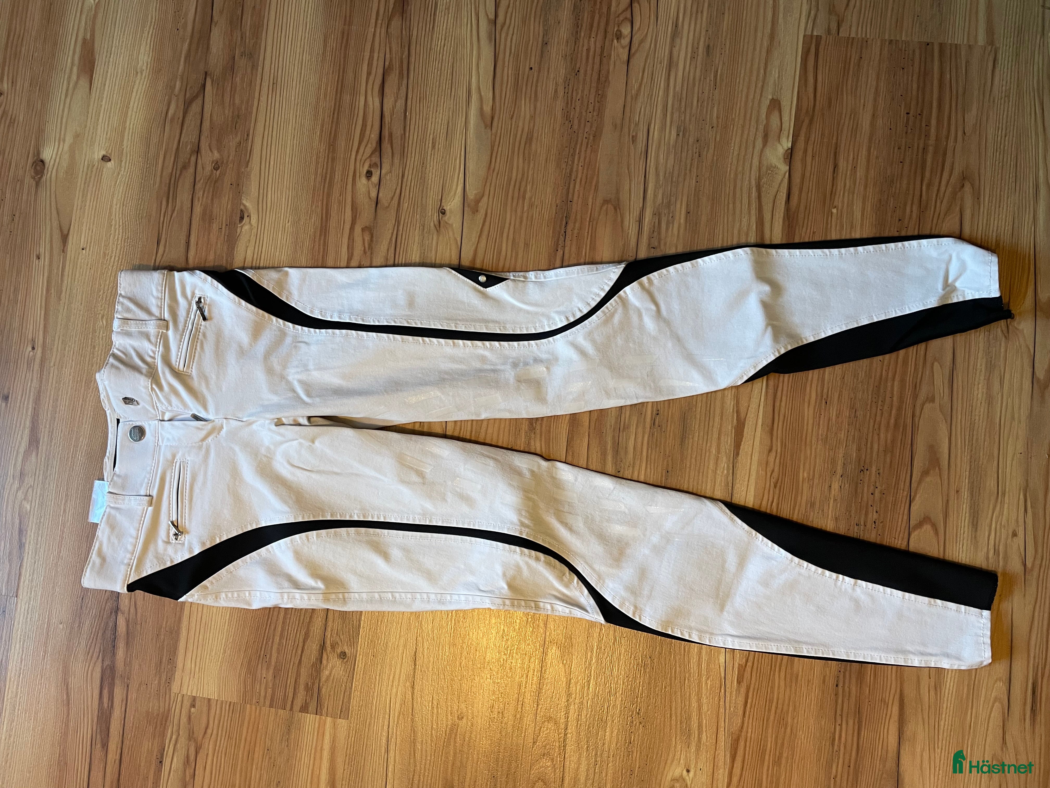 Ridbyxor ryttarutrustning till salu: Vita ridbyxor med snygga svarta detaljer i Rättvik - Annons 3
