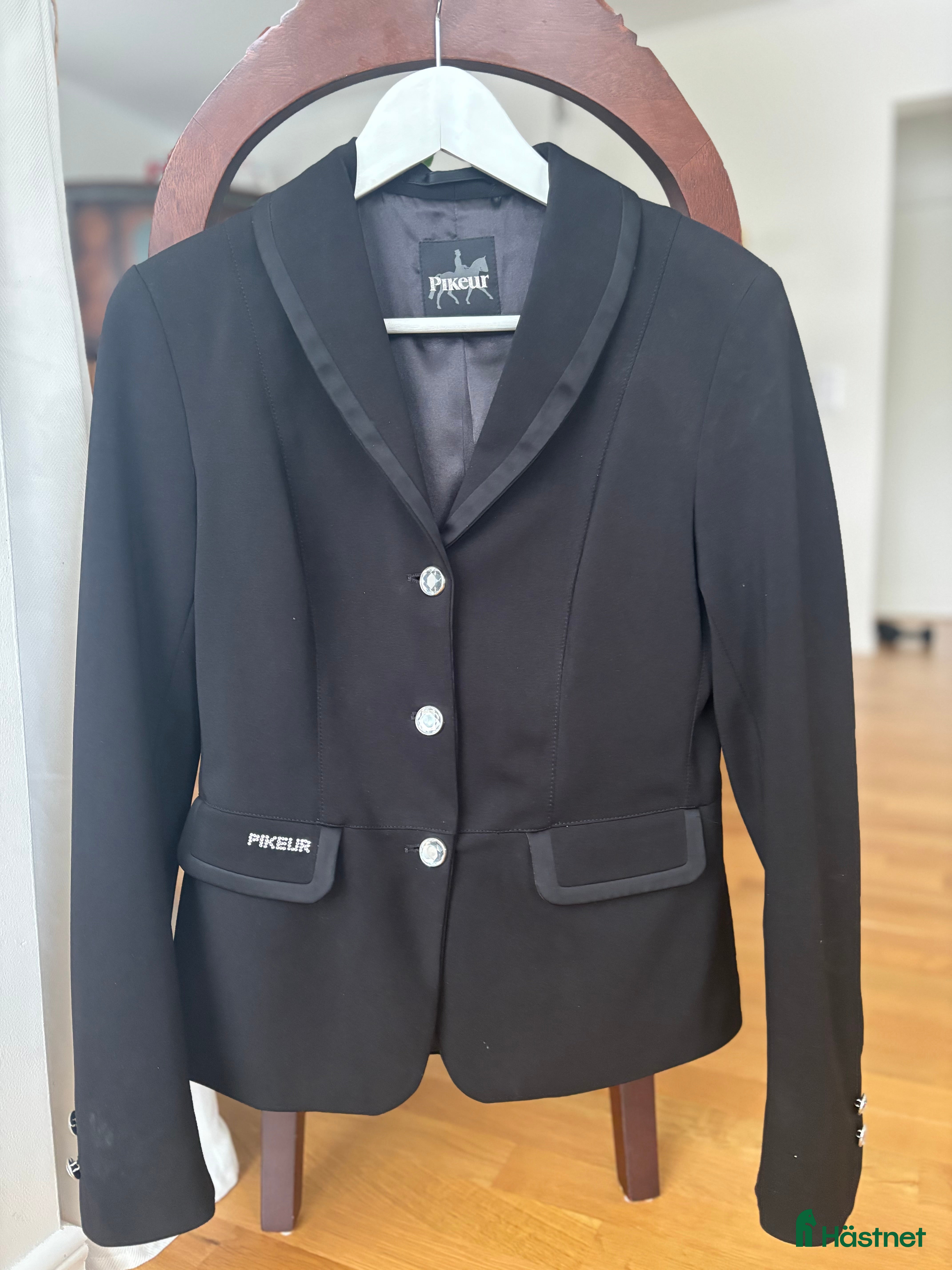 Jackor & Kavajer ryttarutrustning till salu: Säljer Pikeur kavaj i Järna - Annons 24