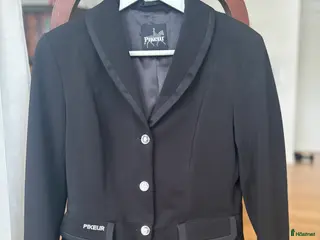 Jackor & Kavajer ryttarutrustning till salu: Säljer Pikeur kavaj i Järna - Annons 24