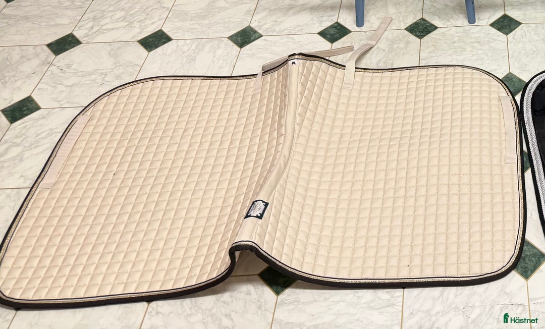 Schabrak & Vojlockar hästutrustning till salu: Beige dressyrschabrak från Eskadron i Hålta - Annons 2