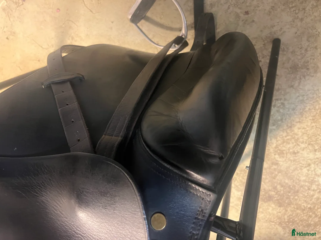 Sadlar hästutrustning till salu: Riktigt bra dressyrsadel och bra i stoppningen - Annons 2