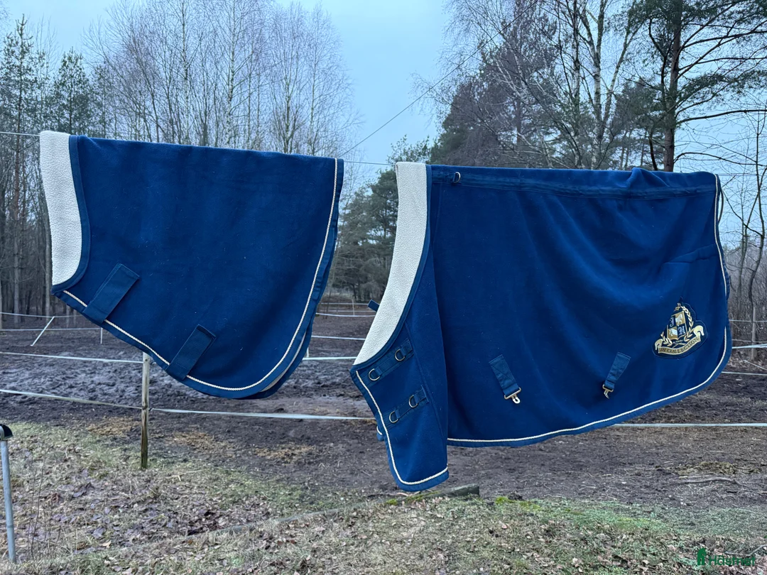 Täcken hästutrustning till salu: Fleecetäcke med teddyfoder  i Visby - Annons 1