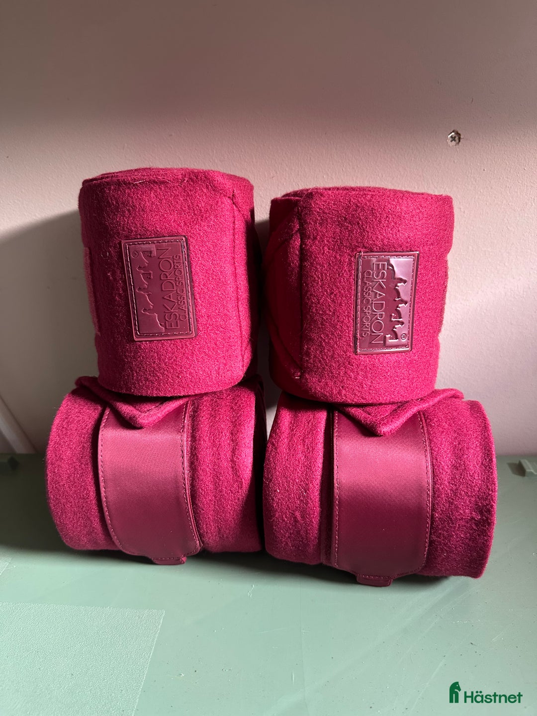 Benskydd hästutrustning till salu: Vinröda benlindor i Perstorp - Annons 1