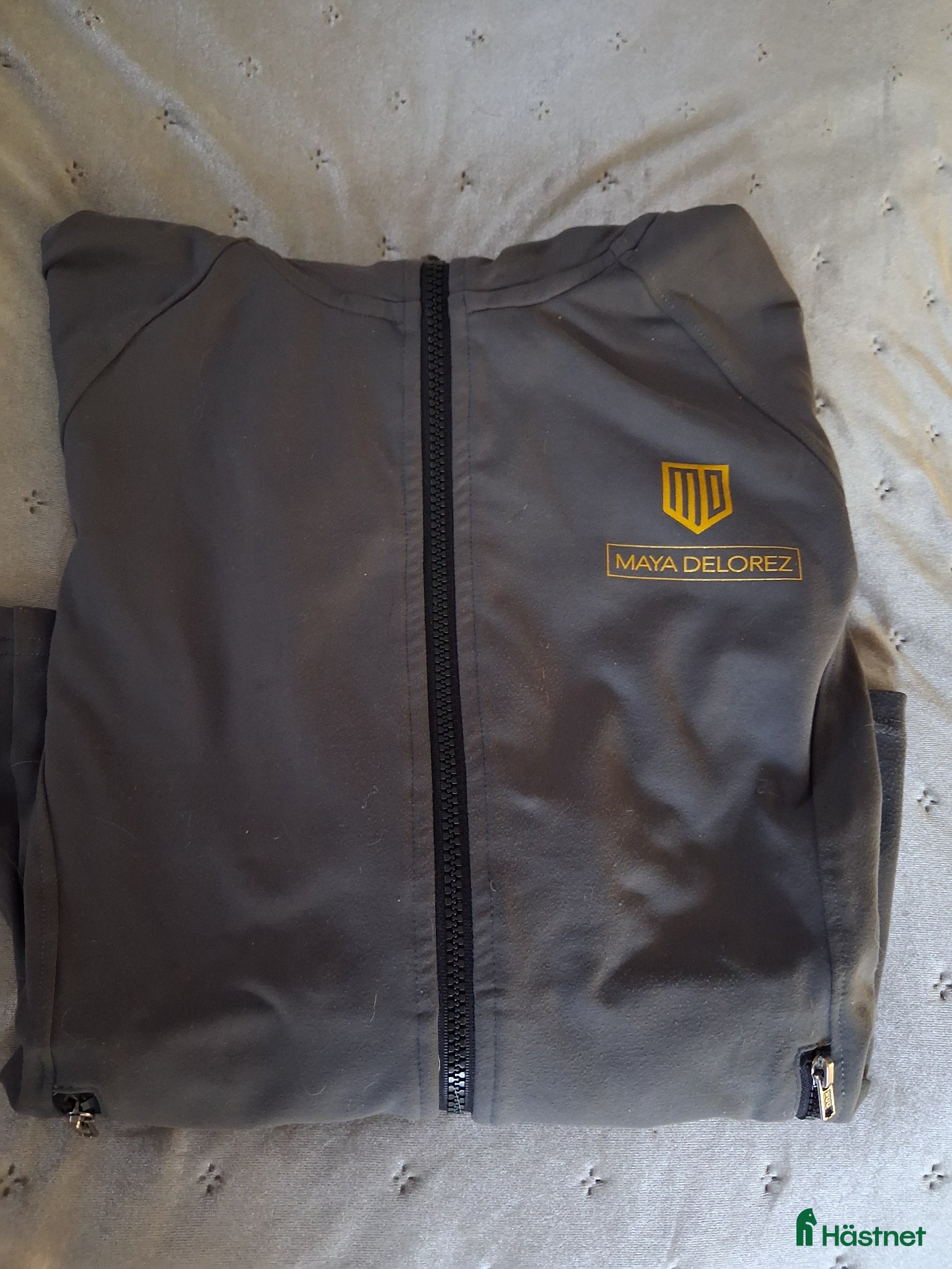 Ridbyxor ryttarutrustning till salu: Maya delorez kläder samt Copperfield  - Annons 10