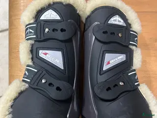 Benskydd hästutrustning Veredus skydd i Södra Sandby - Annons 24