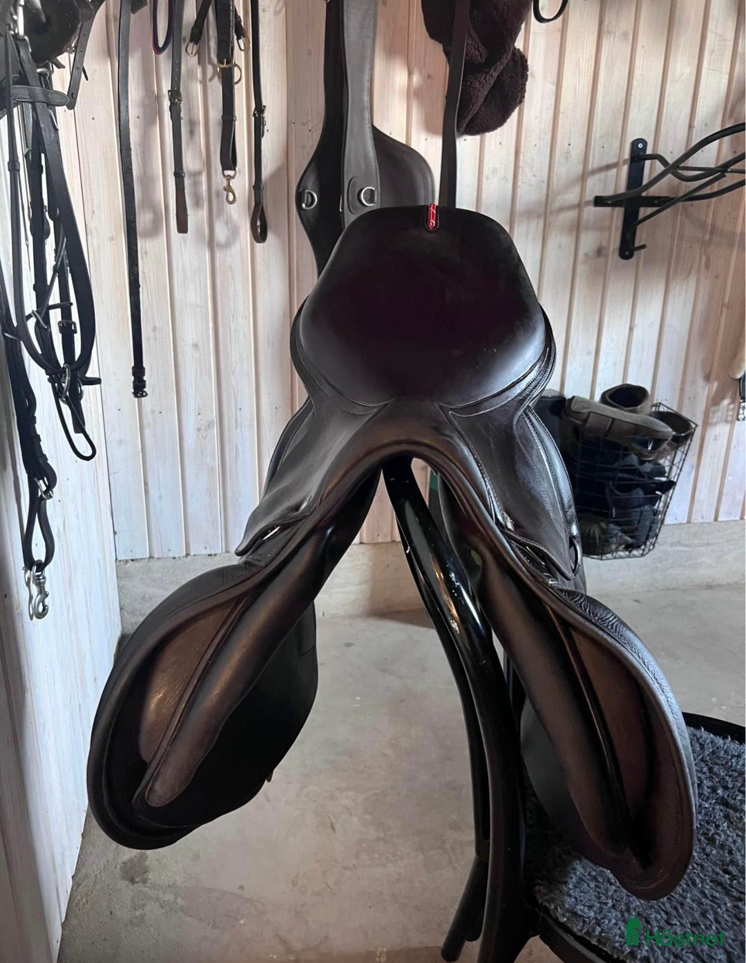 Sadlar hästutrustning till salu: Mörkbrun 17,5” Equipe EK26 med L-kåpor i Borås - Annons 3