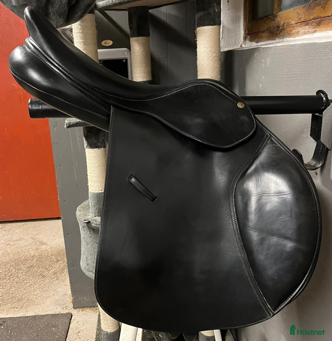 Sadlar hästutrustning till salu: Bates elevation 17” i Dyltabruk - Annons 3