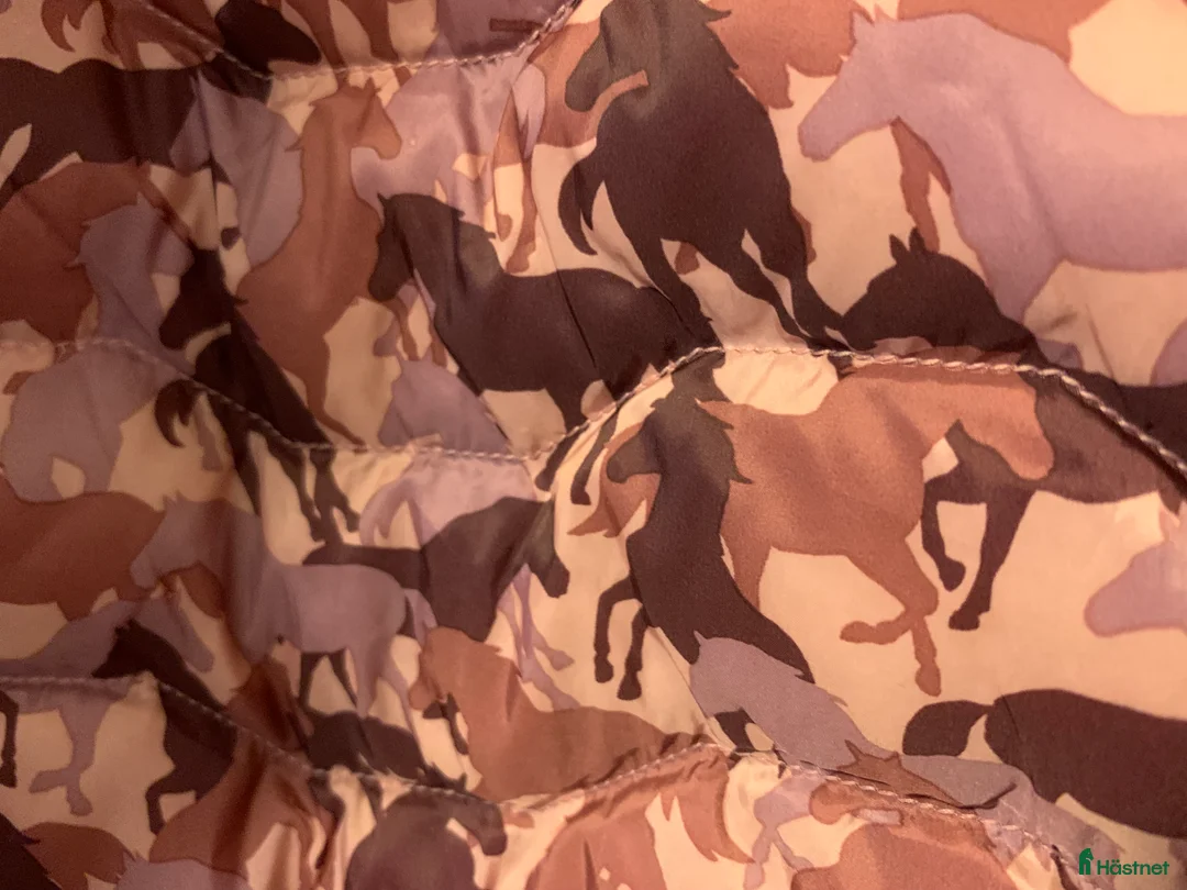 Jackor & Kavajer ryttarutrustning till salu: Ariat dunväst Light Down i Fiskebäckskil - Annons 4